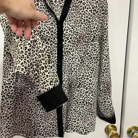 CHICO'S No-Iron Cotton Leopard Caroline Button Down Shirt Size 2 - Picture 7 of 11